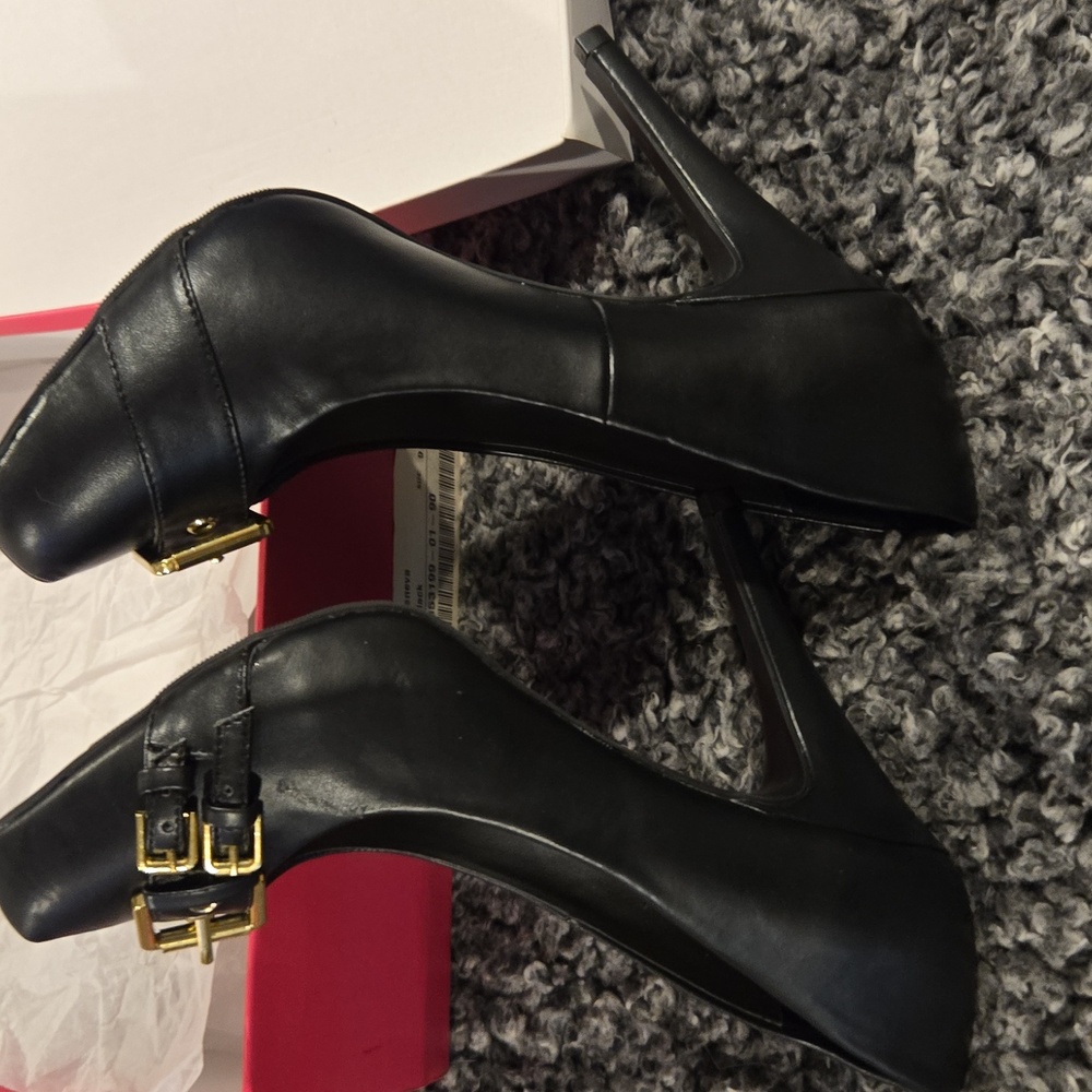 JustFab Black and Gold Heels with Elegant Design - Picture 5 of 10